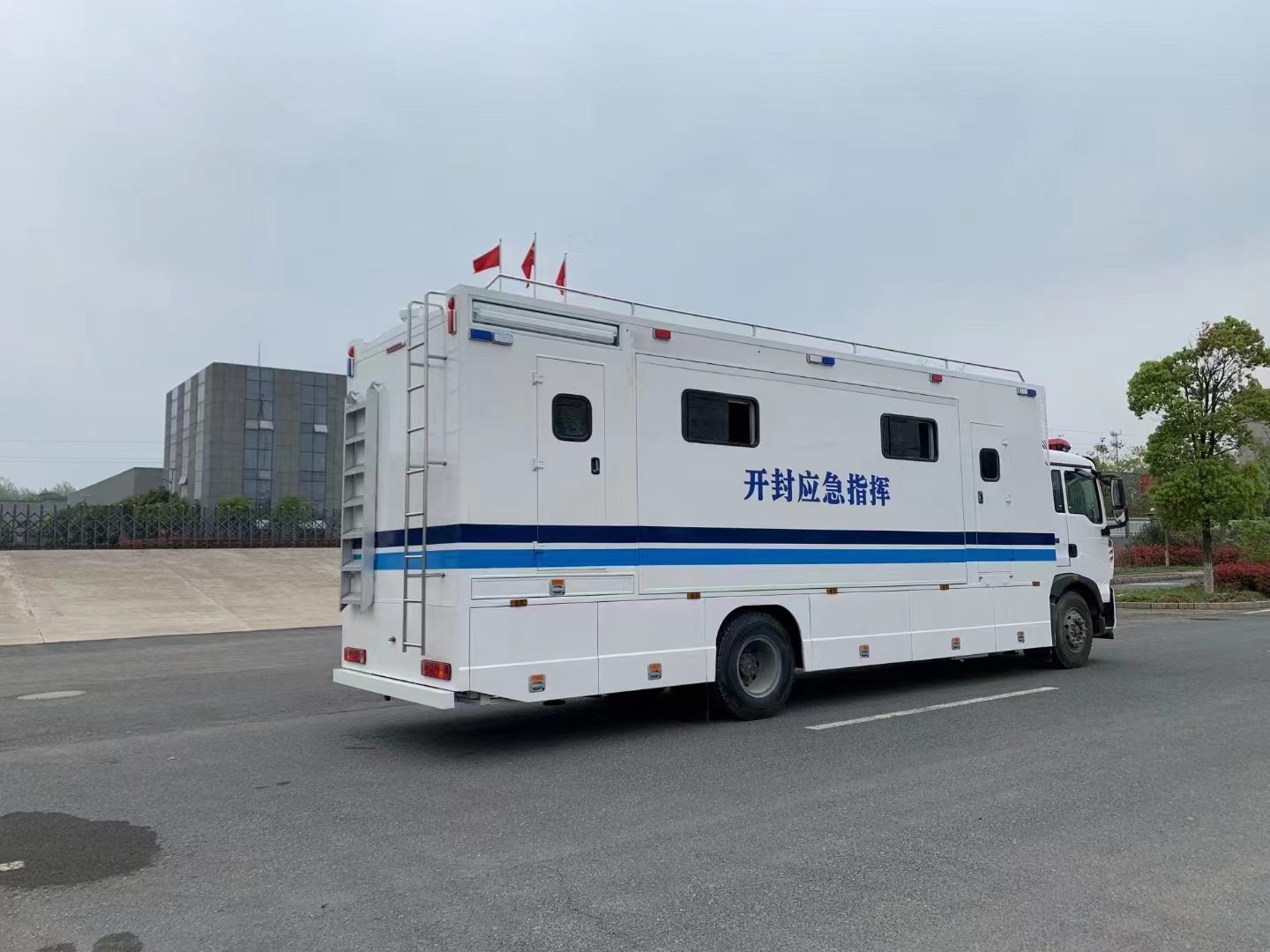重汽汕德卡 打造應急救援指揮的移動堡壘
